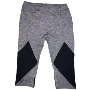 Grey & Black Diamond Panel Capri Athletic Leggings